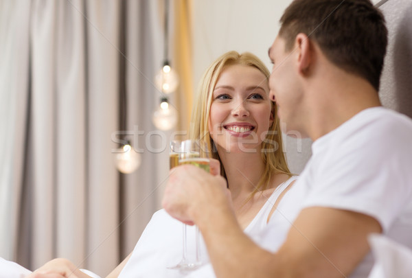 Sorridere Coppia champagne occhiali letto hotel Foto d'archivio © dolgachov