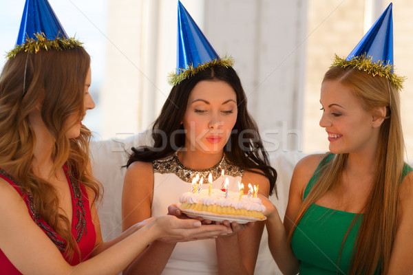 Tre donne indossare torta Foto d'archivio © dolgachov