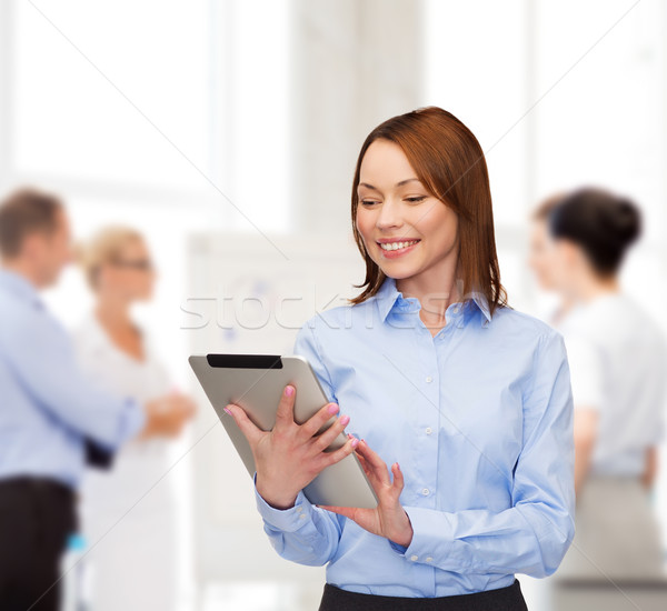 Uśmiechnięta kobieta patrząc biuro działalności Internetu Zdjęcia stock © dolgachov