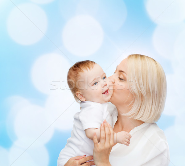 Heureux mère baiser souriant bébé famille [[stock_photo]] © dolgachov