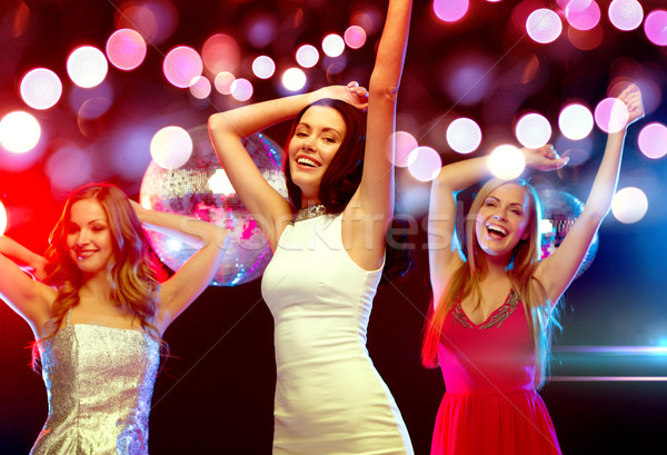 Drie glimlachend vrouwen dansen club nieuwjaar Stockfoto © dolgachov