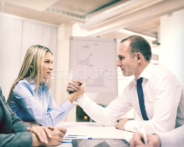 Kobieta interesu biznesmen armwrestling działalności biuro spotkanie Zdjęcia stock © dolgachov