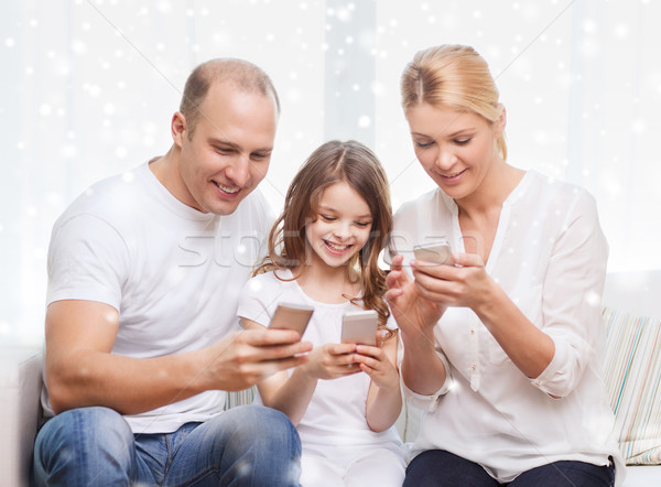 Fericit de familie smartphone-uri acasă casa familiei tehnologie oameni Imagine de stoc © dolgachov