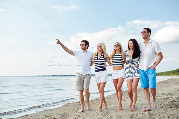 Foto d'archivio: Sorridere · amici · occhiali · da · sole · piedi · spiaggia · estate
