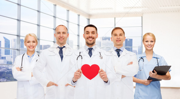 Foto stock: Feliz · jovem · médicos · vermelho · coração · medicina