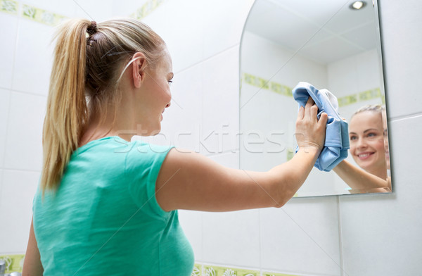 Feliz mulher limpeza espelho trapo pessoas Foto stock © dolgachov
