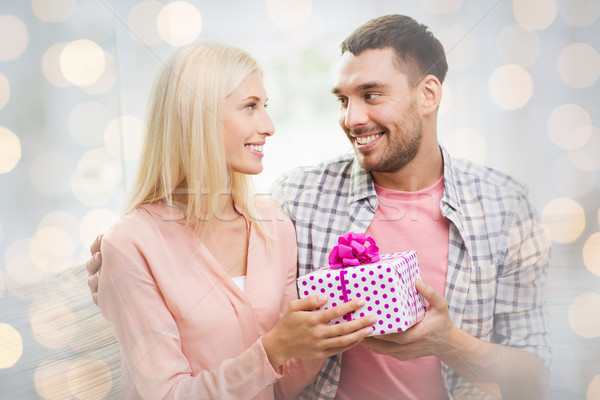 Feliz hombre mujer caja de regalo luces relaciones Foto stock © dolgachov