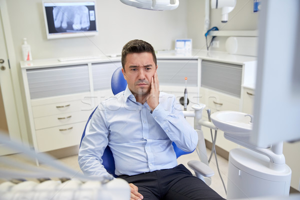 Om durere de dinti şedinţei dentar scaun oameni Imagine de stoc © dolgachov