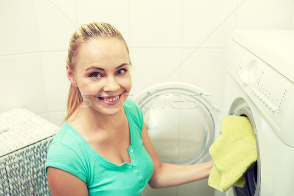 Mutlu kadın çamaşırhane yıkayıcı ev insanlar Stok fotoğraf © dolgachov