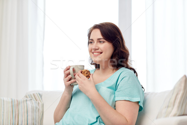 Boldog plus size nő csésze süti otthon Stock fotó © dolgachov