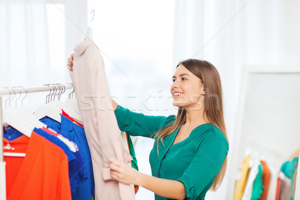 快樂 女子 選擇 衣服 家 衣櫃 商業照片 © dolgachov