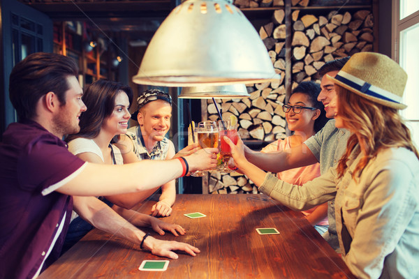 Fericit prietenii potabilă bere bar pub Imagine de stoc © dolgachov