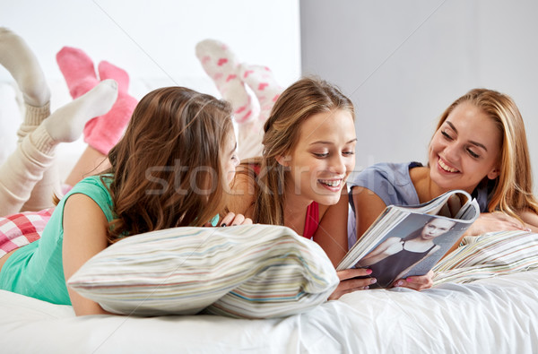 Freunde teen Mädchen Lesung Magazin home Stock foto © dolgachov