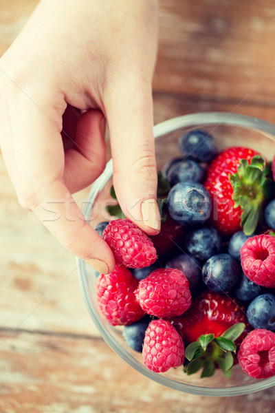 Stockfoto: Vrouw · handen · bessen · glas · kom