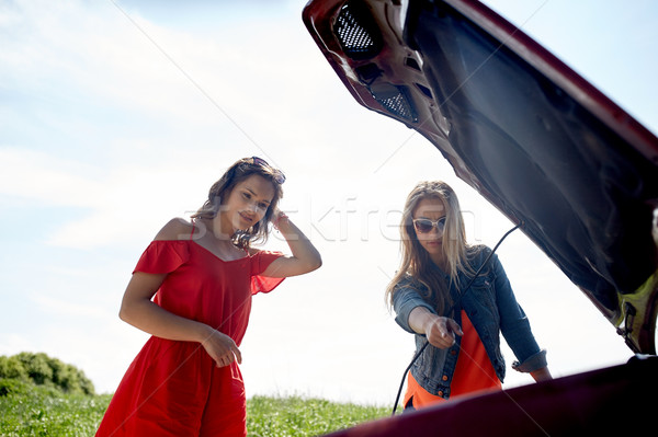 Kadın açmak kırık araba yol yolculuk Stok fotoğraf © dolgachov