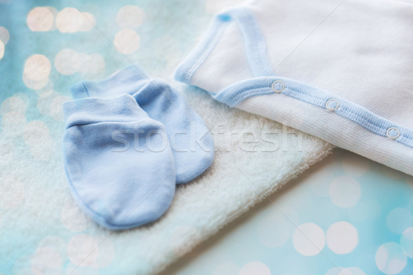 Közelkép baba fiúk ruházat újszülött asztal Stock fotó © dolgachov