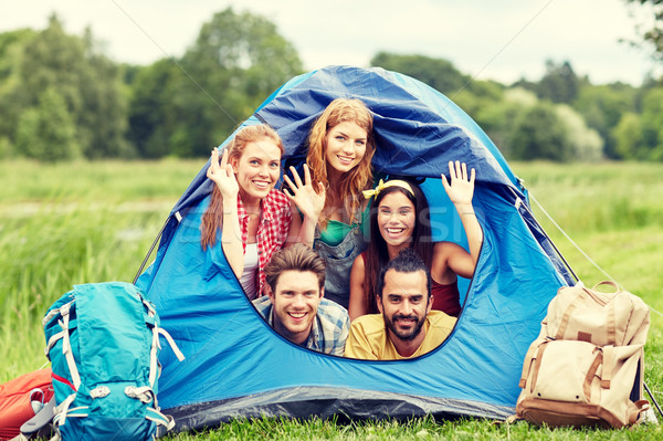 Stock fotó: Boldog · barátok · sátor · kempingezés · utazás · turizmus