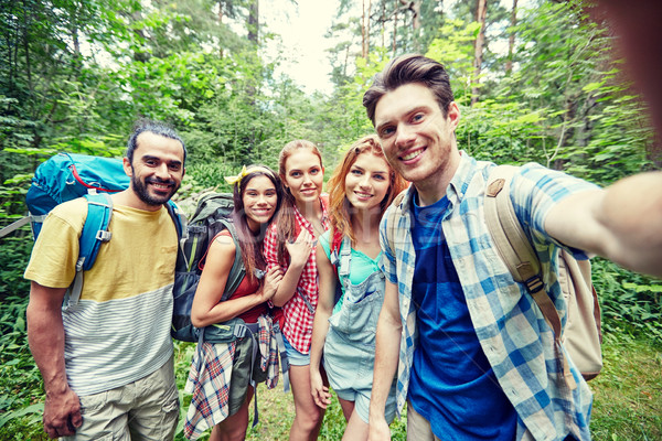 Amis sac à dos bois technologie Voyage [[stock_photo]] © dolgachov