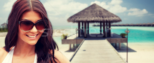 Souriant jeune femme lunettes de soleil plage vacances d'été tourisme [[stock_photo]] © dolgachov
