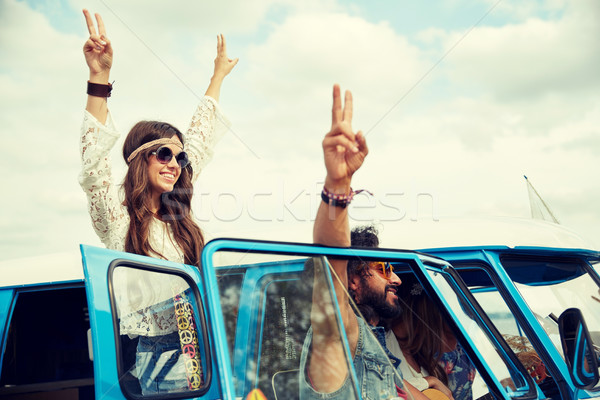 Hippi barátok mikrobusz autó mutat béke Stock fotó © dolgachov