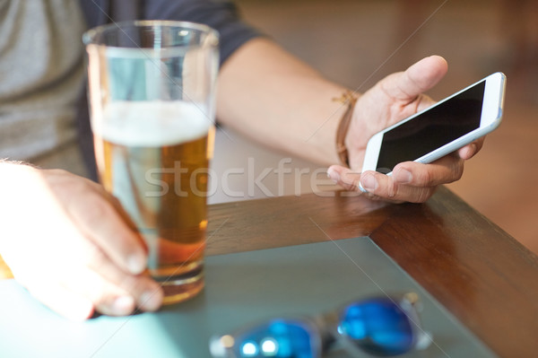 Stockfoto: Man · smartphone · bier · pub · mensen