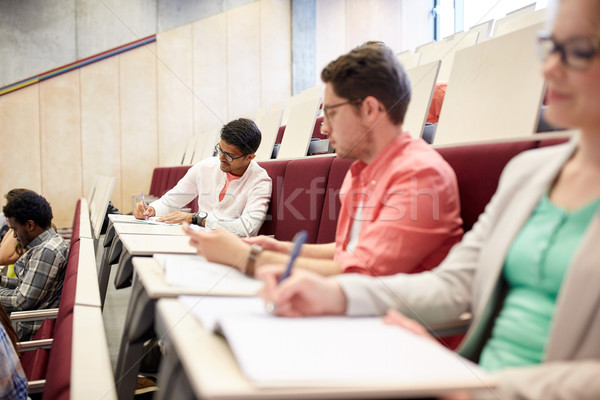 Grup studenţi notebook-uri prelegere hol educaţie Imagine de stoc © dolgachov