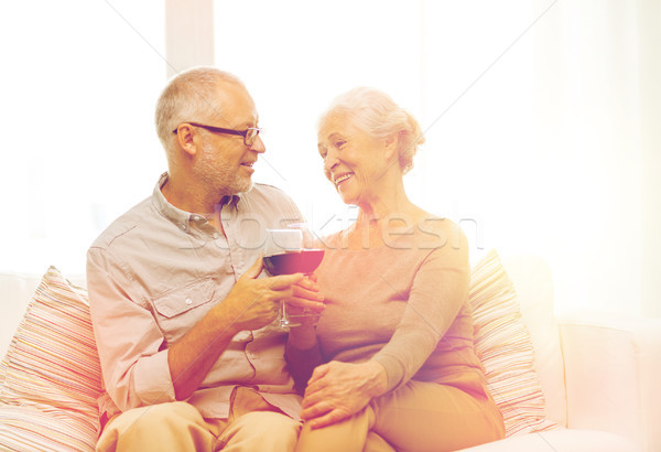 Foto stock: Feliz · casal · de · idosos · óculos · vinho · tinto · família · férias
