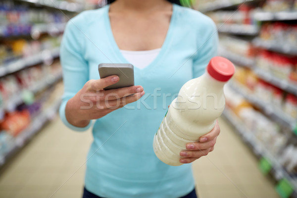 Mujer compra leche supermercado venta Foto stock © dolgachov