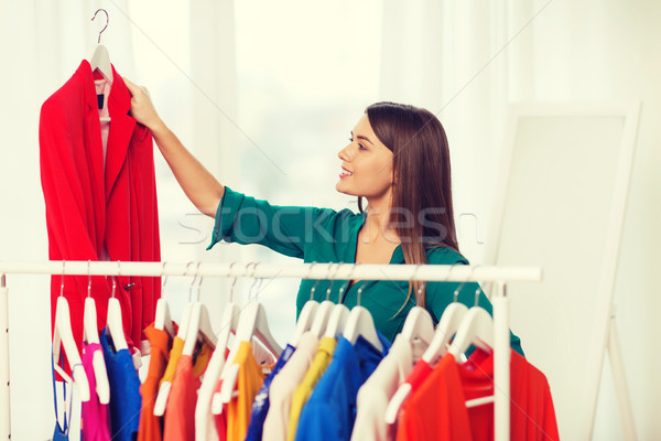 快樂 女子 選擇 衣服 家 衣櫃 商業照片 © dolgachov