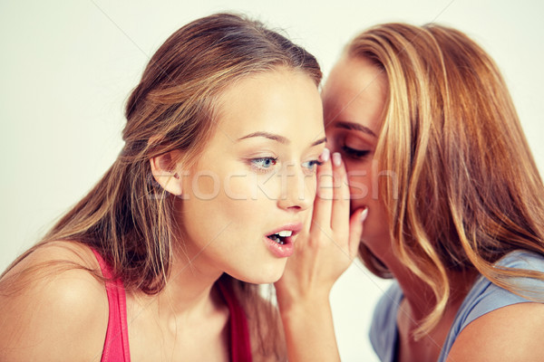 Foto stock: Feliz · las · mujeres · jóvenes · chismes · casa · amistad