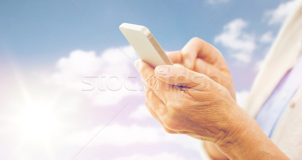 Közelkép idős nő okostelefon sms chat technológia Stock fotó © dolgachov