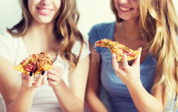 Heureux amis Teen filles manger pizza Photo stock © dolgachov