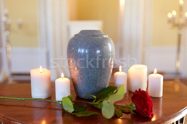 Czerwona róża urna palenie świece pogrzeb żałoba Zdjęcia stock © dolgachov