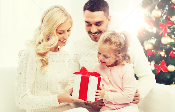 Familia feliz casa Navidad caja de regalo familia vacaciones Foto stock © dolgachov