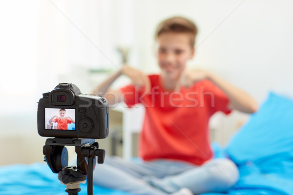 Aparat foto video blogger băiat acasă blogging Imagine de stoc © dolgachov