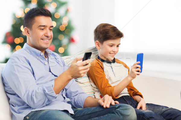 Felice figlio di padre smartphone Natale tecnologia famiglia Foto d'archivio © dolgachov