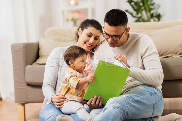 Glückliche Familie Baby Lesung Buch home Familie Stock foto © dolgachov