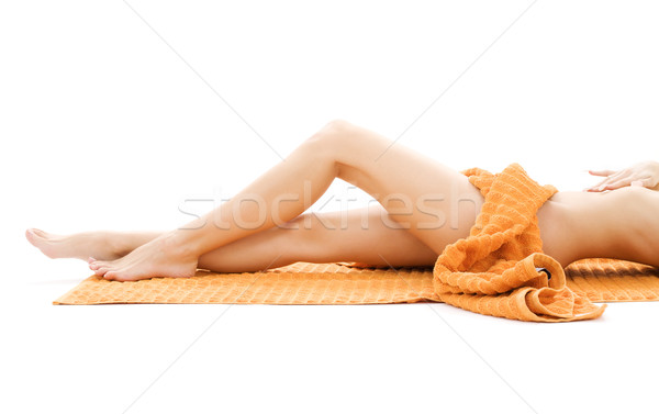 Picioare lungi doamnă portocaliu prosop alb Imagine de stoc © dolgachov