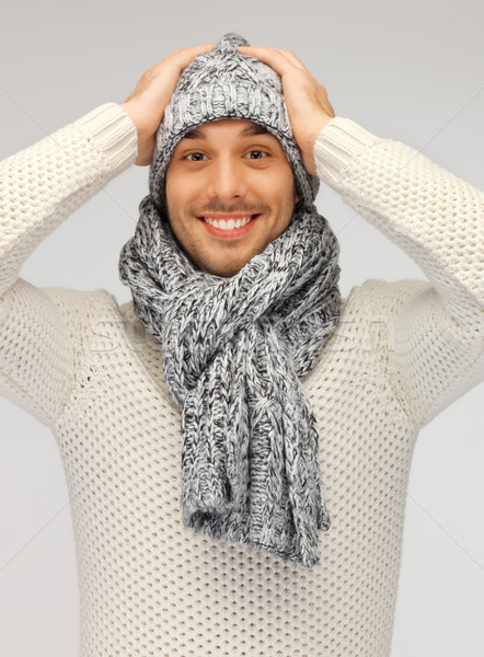 Przystojny mężczyzna ciepły sweter hat szalik zdjęcie Zdjęcia stock © dolgachov