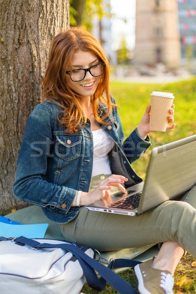 [[stock_photo]]: Adolescent · lunettes · portable · café · éducation · technologie