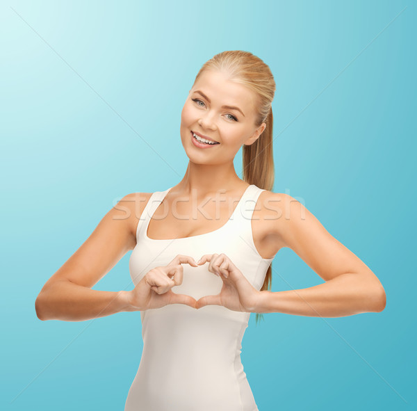 Stockfoto: Glimlachende · vrouw · tonen · hartvorm · gebaar · geluk · geneeskunde