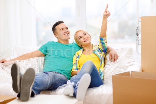 Sonriendo Pareja relajante sofá nuevo hogar movimiento Foto stock © dolgachov