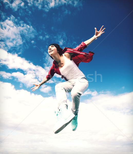 Frumos Dansuri fată jumping sportiv urban Imagine de stoc © dolgachov