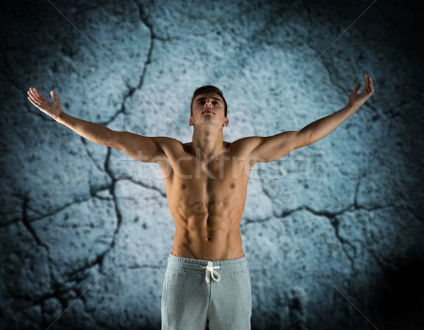 Jovem masculino musculação as mãos levantadas esportes Foto stock © dolgachov