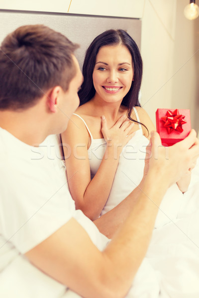 Stockfoto: Man · vrouw · weinig · Rood · geschenkdoos · hotel