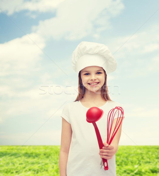 Lächelnd Mädchen Koch hat Pfanne Schneebesen Stock foto © dolgachov