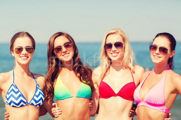 Stockfoto: Groep · glimlachend · jonge · vrouwen · strand · zomervakantie · vakantie