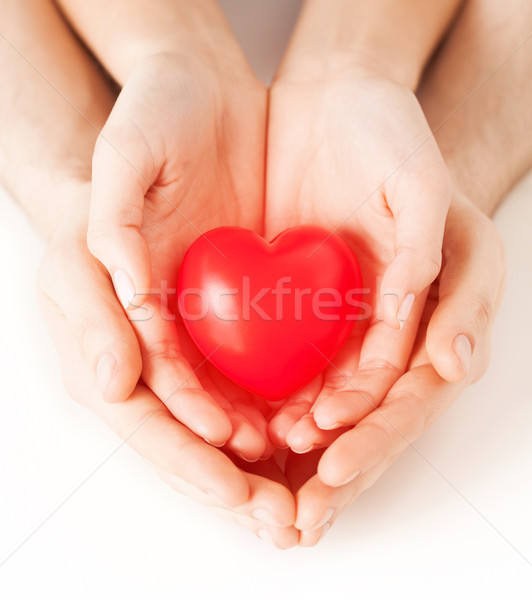 Cuplu mâini roşu inimă sănătate Imagine de stoc © dolgachov