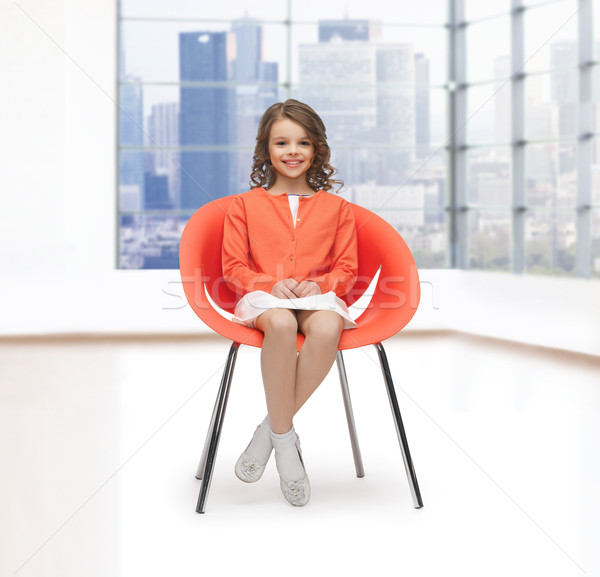 Zdjęcia stock: Szczęśliwy · dziewczynka · posiedzenia · projektant · krzesło · ludzi