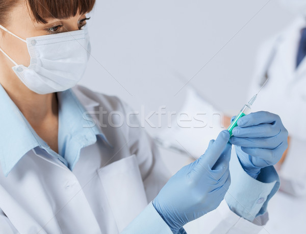Stock foto: Weiblichen · Arzt · halten · Spritze · Injektion